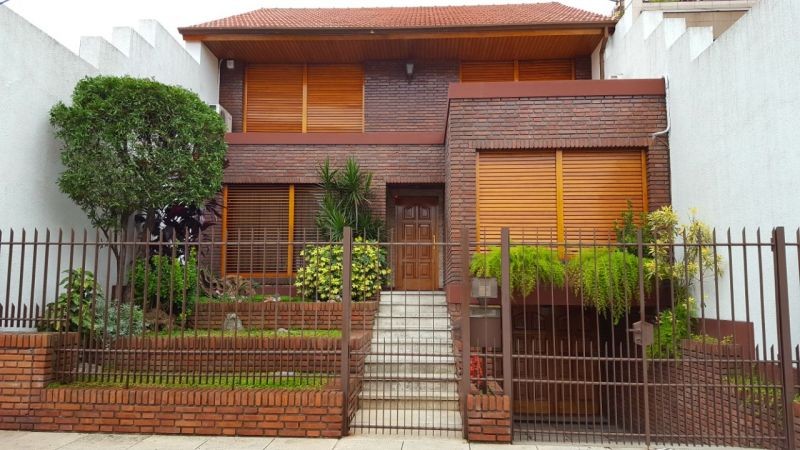 Casa En 3 Plantas 4 Dormitorios, 3 Baños Y Cochera P/4 Autos