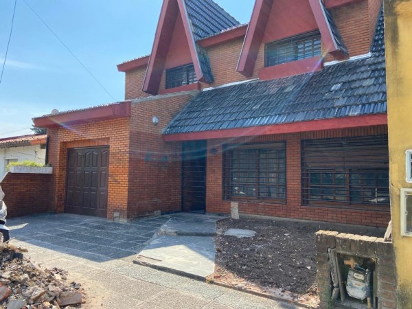 Venta excelente casa en 2 Plantas con 3 baños, fondo, jardín y cochera