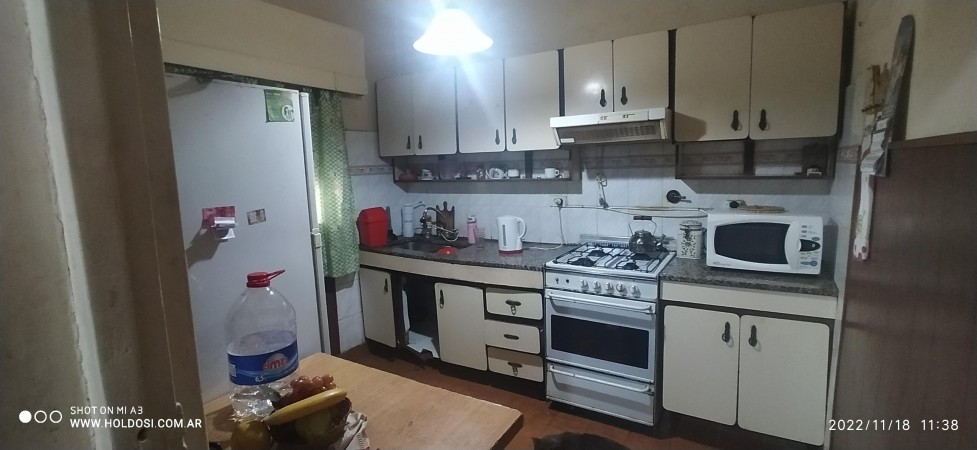 Amplia casa 5 ambientes, cocina, baño y amplio terreno