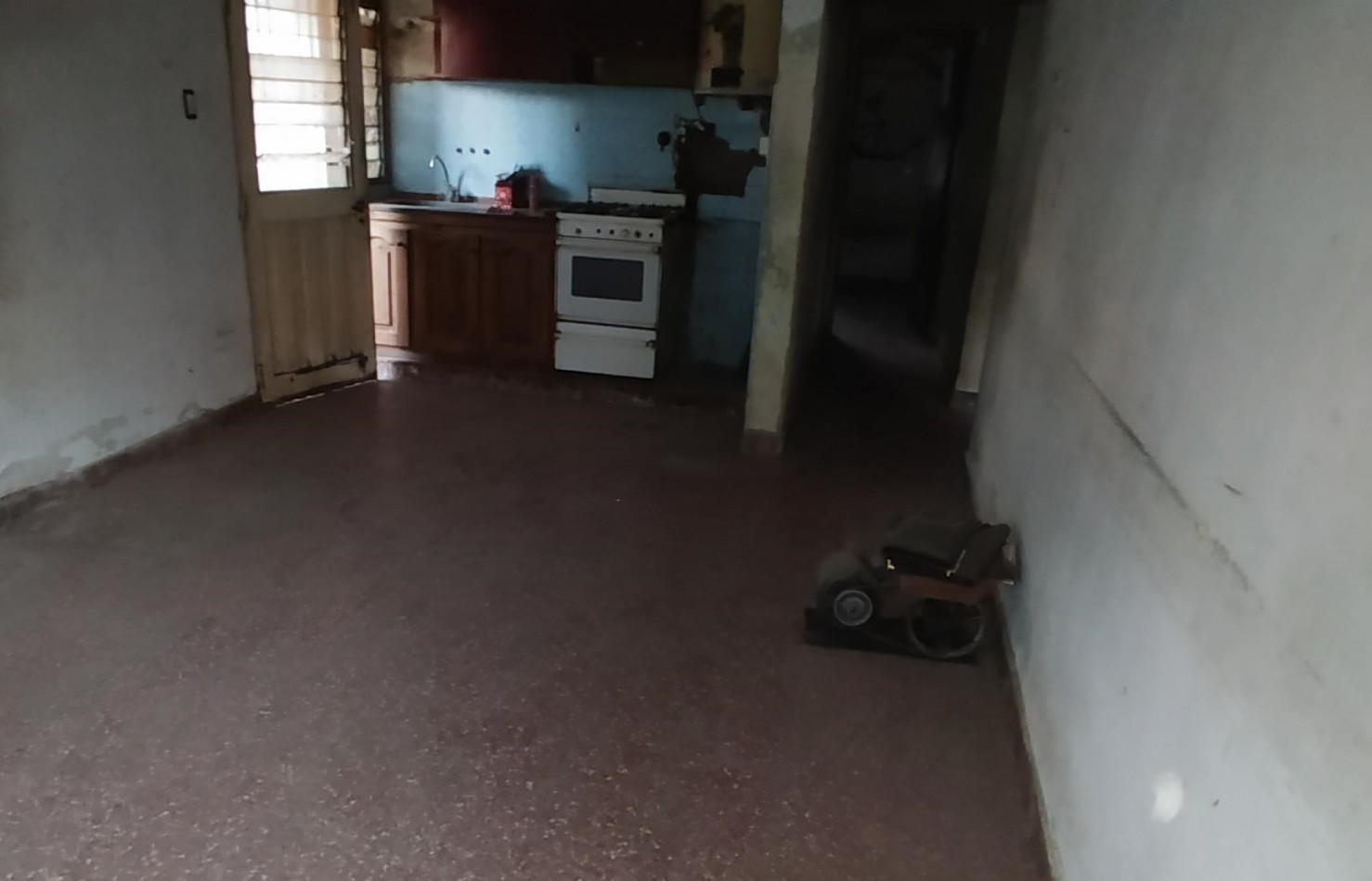 OCASION  !  NO APTA CREDITO casa c/ galpon, techo de losa, lote 8.66x29, 4 amb, baño, 3 dorm, e/ auto, 1 Cdra. de 2 Avenidas, Vs. transportes