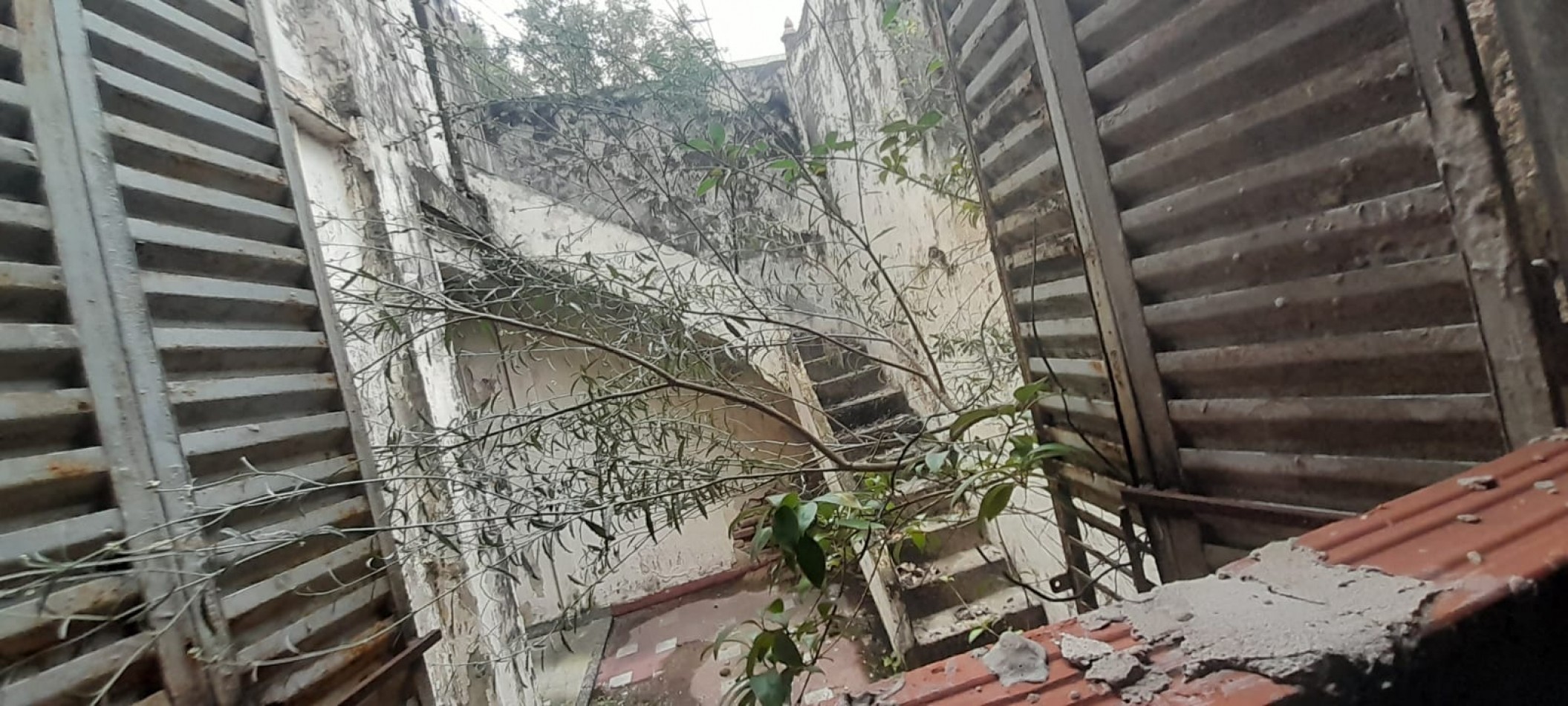 OPORTUNIDAD !!! IDEAL ENPRNDIMIENTO 282m2 EN ESQUINA (con casa a demoler)