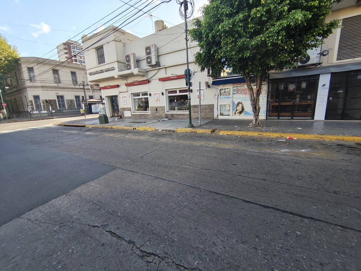 Local Comercial Premium - Lomas de Zamora Centro - Unico local vacio en la cuadra