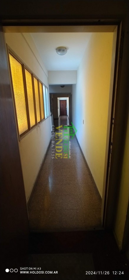 IMPORTANTE DEPARTAMENTO FLORESTA 5 ambientes y comedor diario o dependencia, 2 baños, 2 balcones.