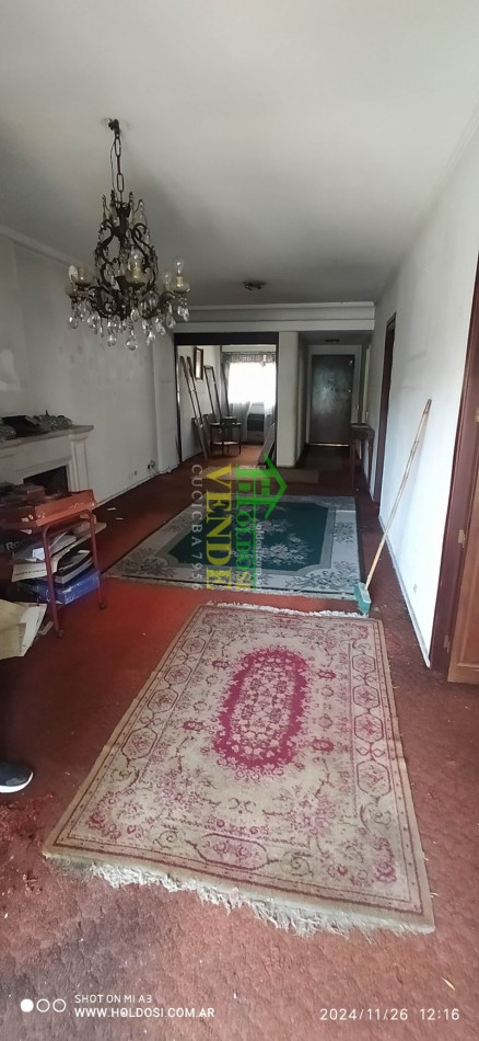 IMPORTANTE DEPARTAMENTO FLORESTA 5 ambientes y comedor diario o dependencia, 2 baños, 2 balcones.
