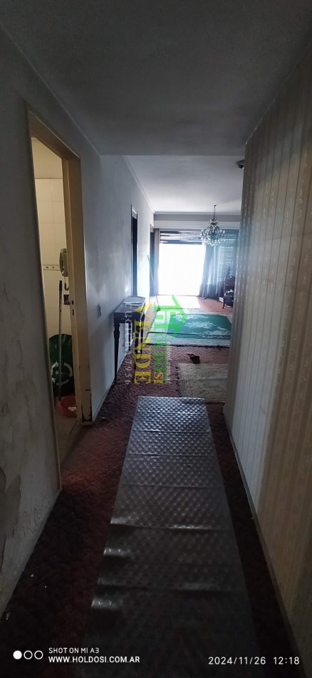 IMPORTANTE DEPARTAMENTO FLORESTA 5 ambientes y comedor diario o dependencia, 2 baños, 2 balcones.