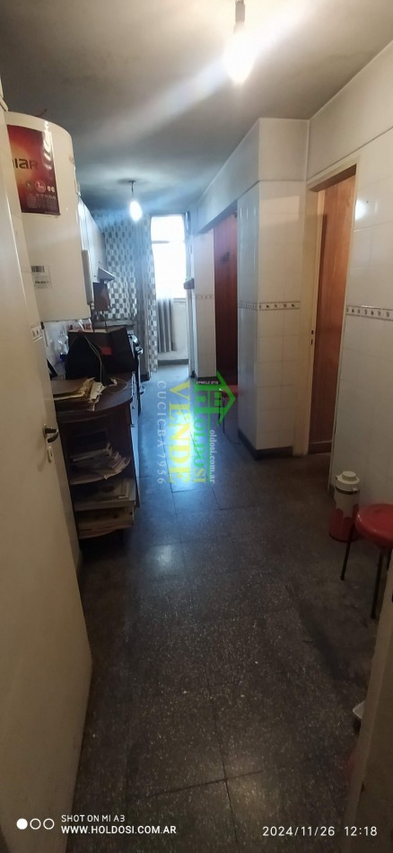 IMPORTANTE DEPARTAMENTO FLORESTA 5 ambientes y comedor diario o dependencia, 2 baños, 2 balcones.
