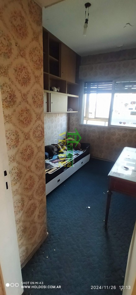 IMPORTANTE DEPARTAMENTO FLORESTA 5 ambientes y comedor diario o dependencia, 2 baños, 2 balcones.