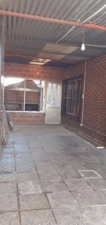 Casa en venta s/ lote de 8.66x25 losa 5 ambientes e/ dos auto