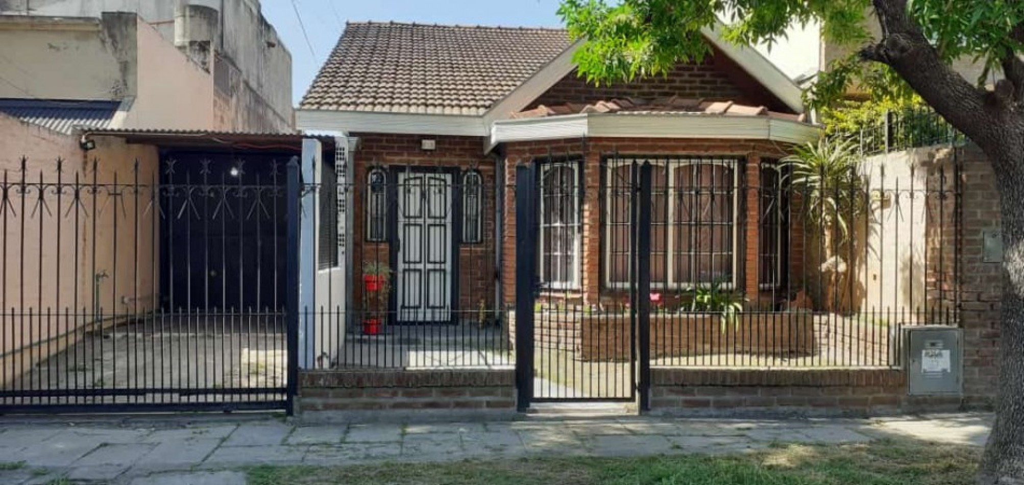 Casa en venta s/ lote de 8.66x25 losa 5 ambientes e/ dos auto
