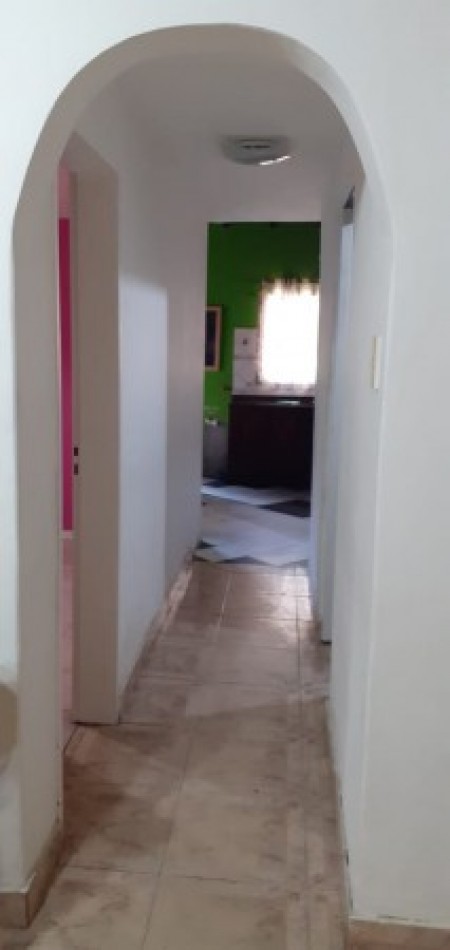 Casa en venta s/ lote de 8.66x25 losa 5 ambientes e/ dos auto