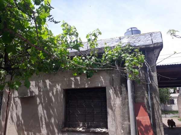 OPORTUNIDAD !!! Casa, lote 10x31, LOSA 4 amb. e/ auto, B° Sta. Lucia     