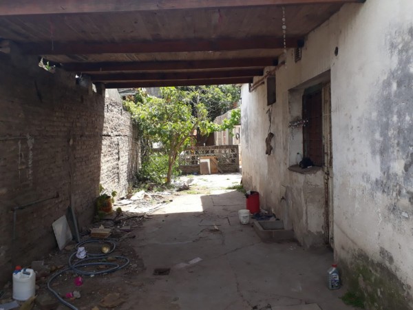 OPORTUNIDAD !!! Casa, lote 10x31, LOSA 4 amb. e/ auto, B° Sta. Lucia     