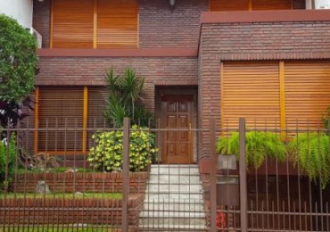 Casa En 3 Plantas 4 Dormitorios, 3 Baños Y Cochera P/4 Autos