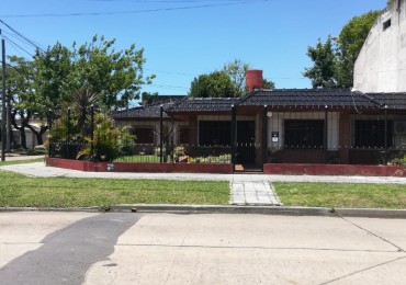 Casa con amplio jardín 3 dorm. cochera o quincho muy buen estado